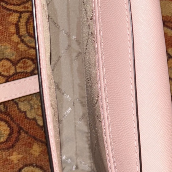 Light pink Micheal Kors Clutch with wallet. - Picture 6 of 8